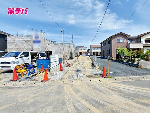 上棟しました。奥の建物になります。ご見学希望のお客様につきましては同型同仕様の物件にご案内いたします