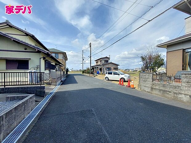 前面道路が6.8mと広いので運転が苦手な方にも安心です
