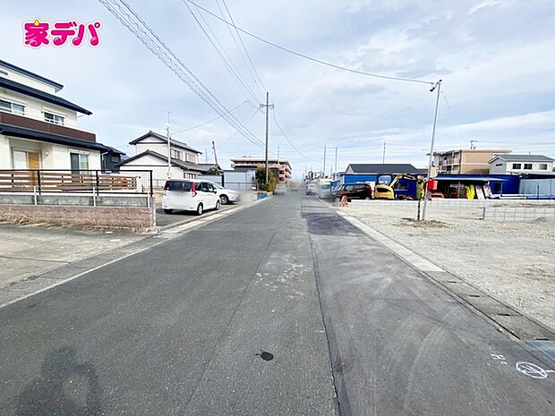 前面道路は見通しが良く、車の移動もスムーズに行えます。