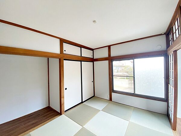 【和室約6帖】 落ち着ける空間の和室。お子様のお昼寝、客間として利用するなど、ライフスタイルに合わせて変化をもたらすことができます。