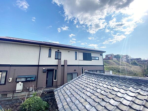 日中は空が見え、明るさを感じられる2階ならではの眺望です