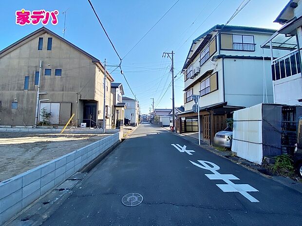 前面道路も広く車通りも少ないので、運転が苦手な方でも自分のペースで駐車ができます