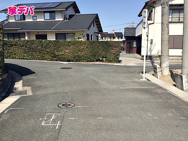 前面道路は見通しが良く、車の移動もスムーズに行えます。