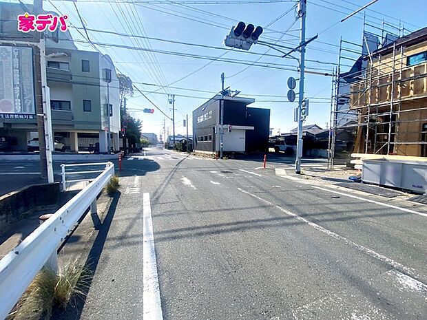 前面道路は公道で、車のすれ違いもらくらく広々7.4mの幅があります