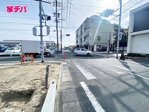 前面道路は公道で、車のすれ違いもらくらく広々7.4mの幅があります