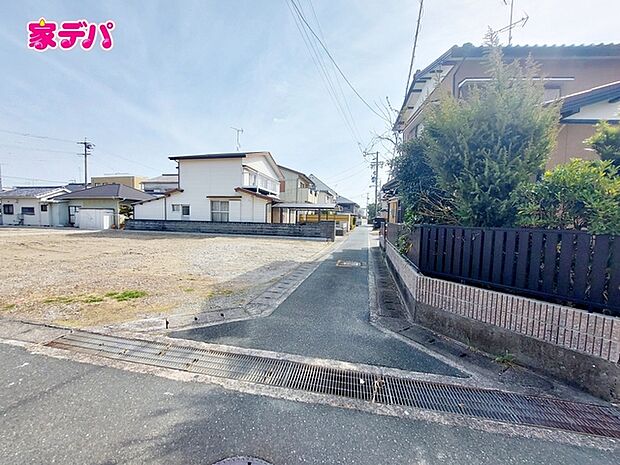 前面道路は車通り少ないのでお子様も安心して暮らせる環境です