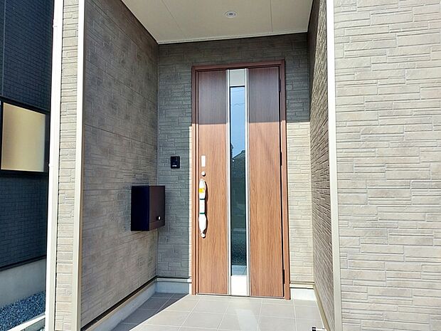 【玄関】 玄関が深い位置にあるので雨に濡れることなく身支度ができます