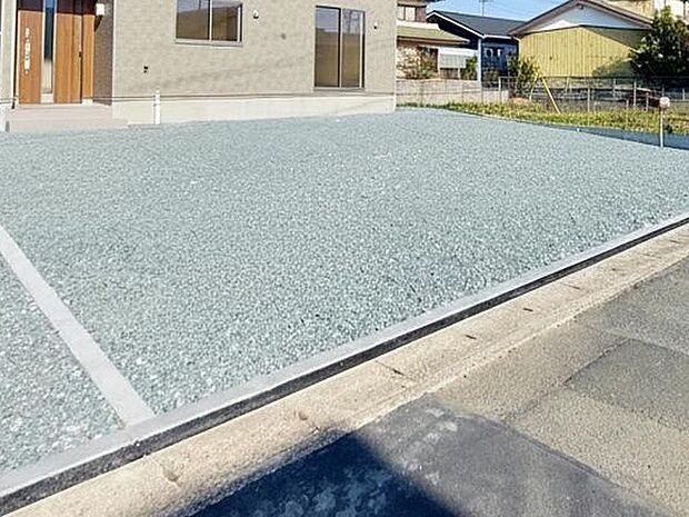 広々8台駐車可能物件(車種による)!!お友達が遊びに来た時も安心!