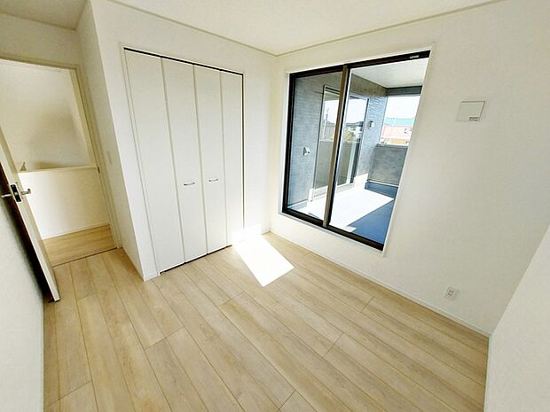 【洋室5帖】 バルコニーに面した洋室は視覚的にも広がりがでる開放的な空間になります。