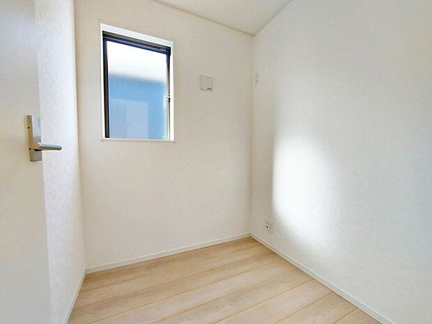 【テレワークルーム2帖】 2階廊下奥にテレワークルーム付き。在宅ワークにも便利です。