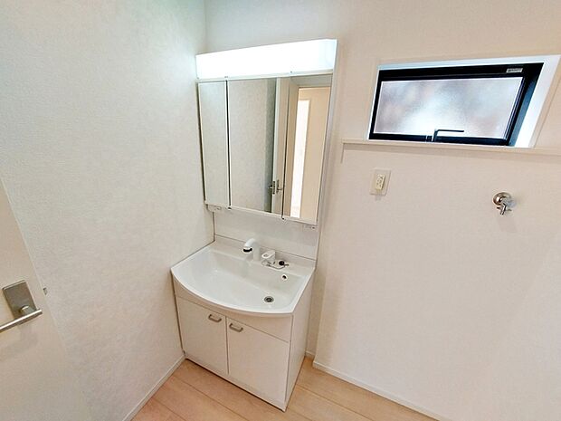 【洗面台】 洗髪・洗面・化粧などができる機能と収納スペースを一体化した洗面台です。