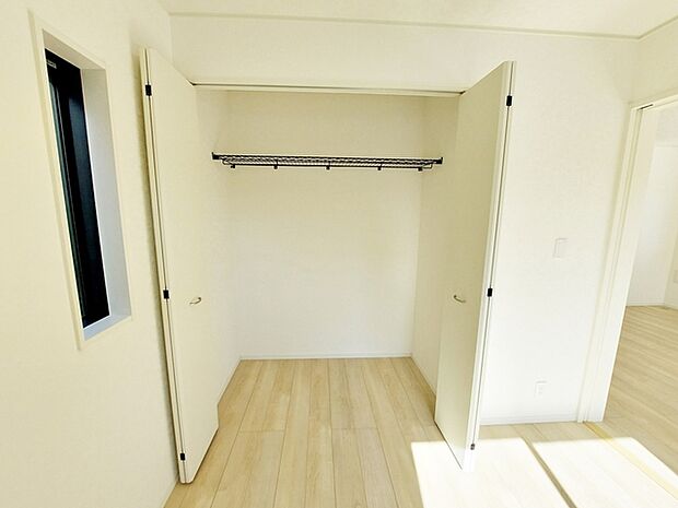 【CL】 パイプハンガー付きのクローゼットは服を畳まず収納でき大切な衣類をシワや日焼けから守ります。