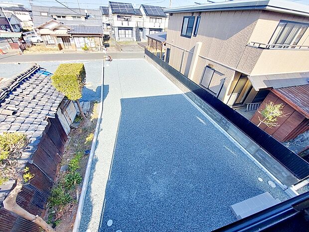 駐車場は最大11台駐車可能です。(車種による)