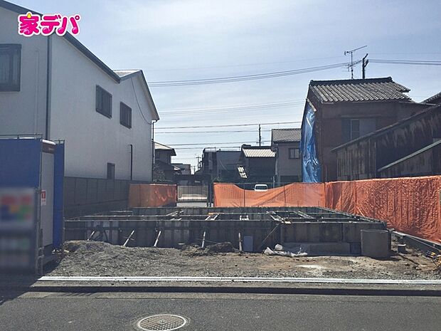 【1号棟】基礎工事中です! ・長期優良住宅 ・4LDK ・LDK16.625帖、隣接和室4.735帖 ・全居室収納完備 ・水回り家事ラク動線 ・吹抜け ・折り上げ天井 ・室内物干し ・駐車場3台可