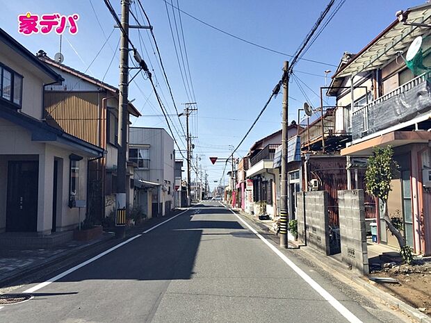 前面約6.6m幅の道路に面しており、通行や駐車の際に余裕がある広さです。運転が苦手な方でもラクラク!