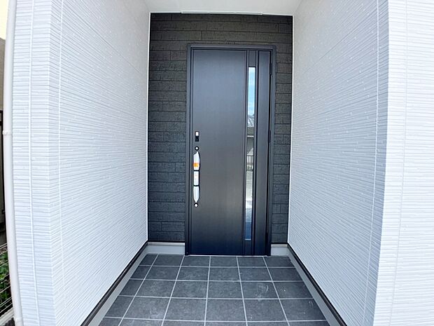 【玄関】 玄関が深い位置にあるので雨に濡れることなく身支度ができます