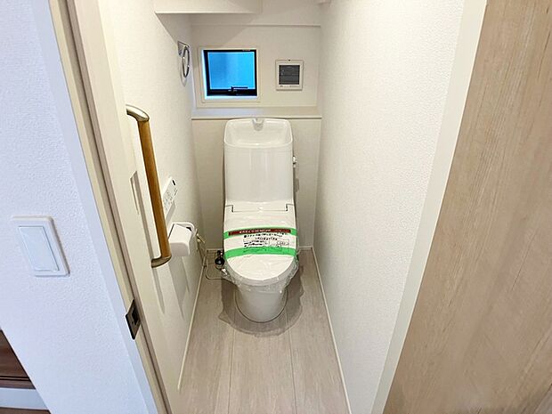 【1階トイレ】 1、2階共にシャワー機能付!小窓が付いている為換気もスッキリして頂けます。
