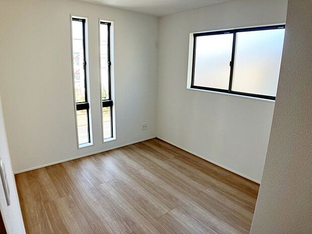 【洋室5.25帖】 2面採光で、晴れの日の日中はいつも明るい室内に。窓を開放すれば気持ちの良い風が入ります。