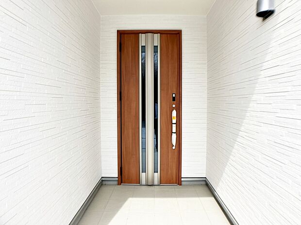 【玄関】 玄関が深い位置にあるので雨に濡れることなく身支度ができます