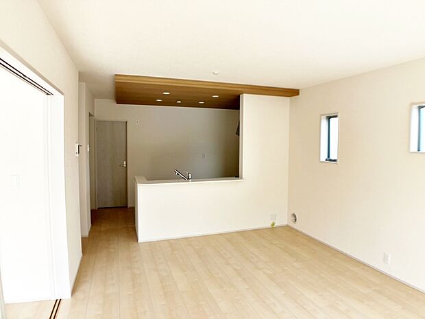 縦長リビングは壁面が広いため、収納や家具などを自由に配置しやすいです