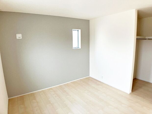 【洋室7帖】 キングサイズのベッドも置ける7帖のゆとりある主寝室。光も取り入れやすく明るい空間になっています。