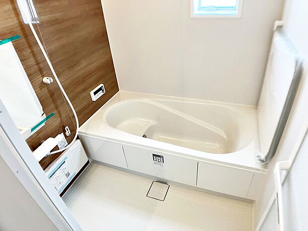 【浴室】 ゆったりと入れる1坪タイプのお風呂が魅力!便利な追い炊き機能付きです!
