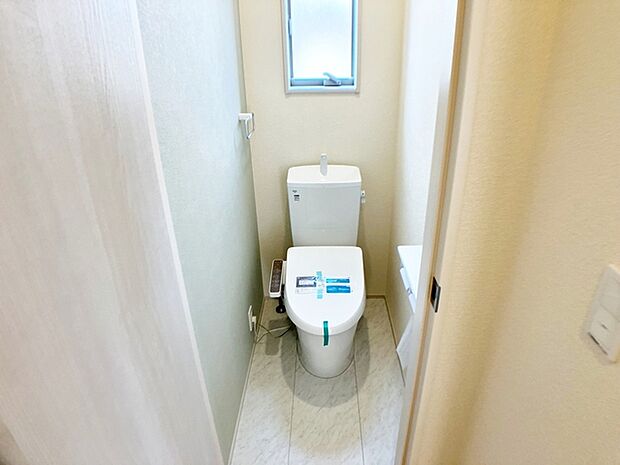 【トイレ】 窓があり温水洗浄機能の付いた快適なトイレを2ヶ所に設置。使用が重なる朝も安心ですね!