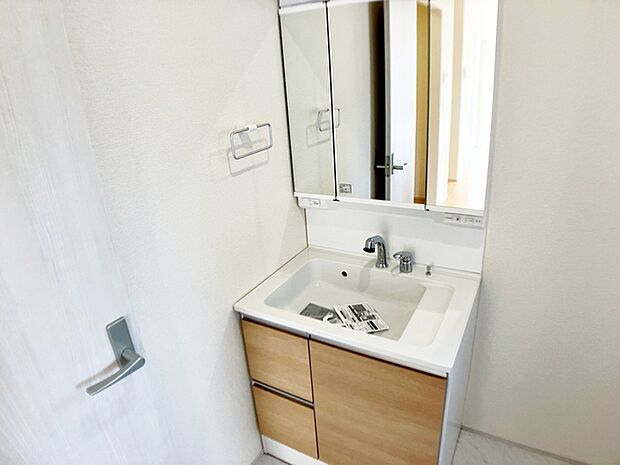 【洗面台】 収納力と機能性に優れた洗面台で、朝の忙しい時間でも身支度準備がスムーズにできます。