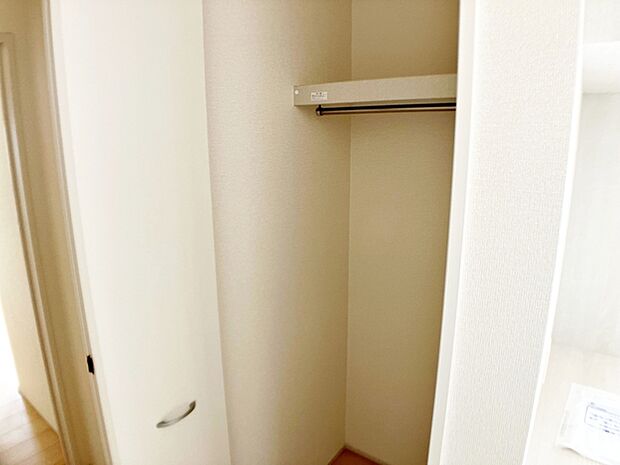 【廊下収納】 廊下には収納スペースを設けております!日用品のストックや掃除用品の収納など、様々な面にご活用していただけます!