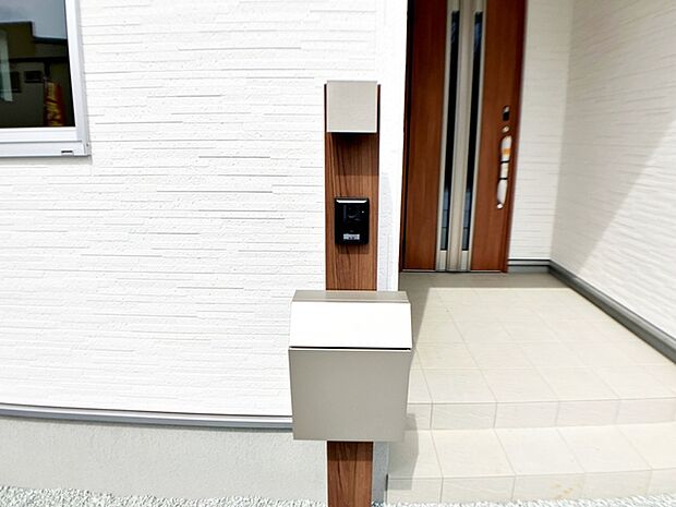 お洒落な一体型で場所を取らない、玄関前のカメラ付インターホン・ポスト