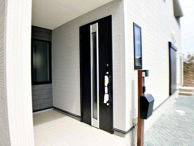 【玄関】 雨の日の出入りも濡れにくい玄関ポーチ