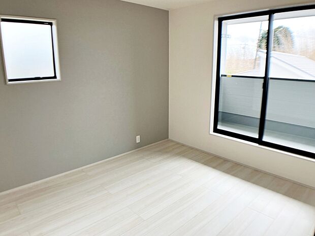 【洋室7.5帖】 大きなベッドを置いてもゆったり過ごせるプライベート空間です。