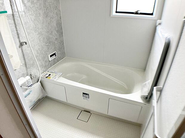 【浴室】 ゆったり入れる浴槽、一坪サイズのゆとりの空間。一日の疲れを癒してくれるくつろぎのバスタイムを…