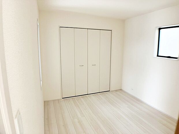 【洋室4.88帖】 リビングに隣接した洋室です。キッズスペースや書斎としても使えて何かと便利な居室です。