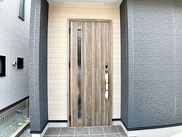 【玄関】 雨の日の出入りも濡れにくい玄関ポーチ