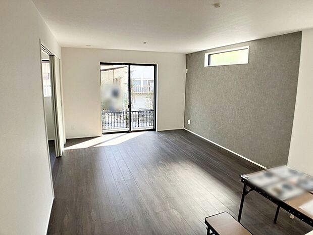 【リビング17帖】 大きな窓から柔らかな光が降り注ぎ、明るさが室内の奥まで行き渡ります。