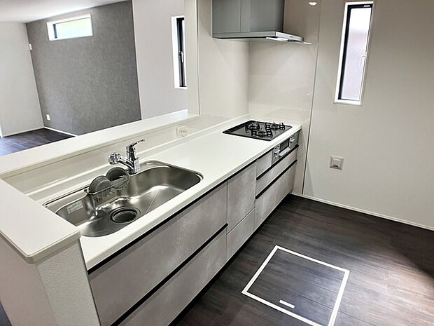 【キッチン】 リビングで遊んでいるお子様を見ながらお料理ができ、子育て中のパパママにも安心の設計です!