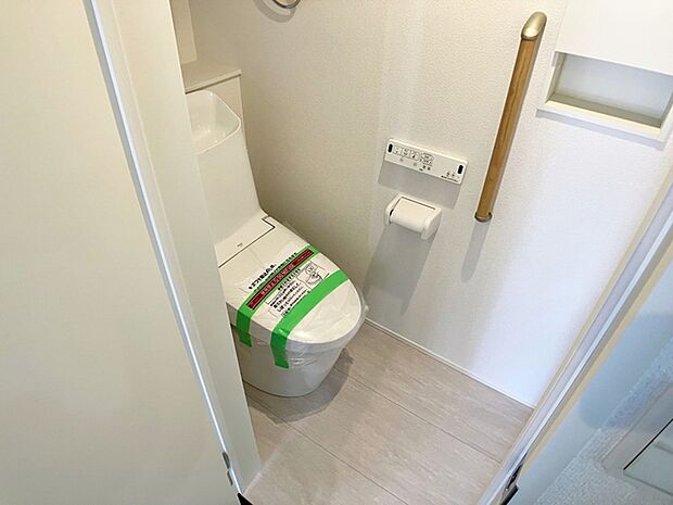 【1階トイレ】 各フロア1カ所ずつシャワー機能付トイレを設置しており、忙しい朝の混雑も解消!