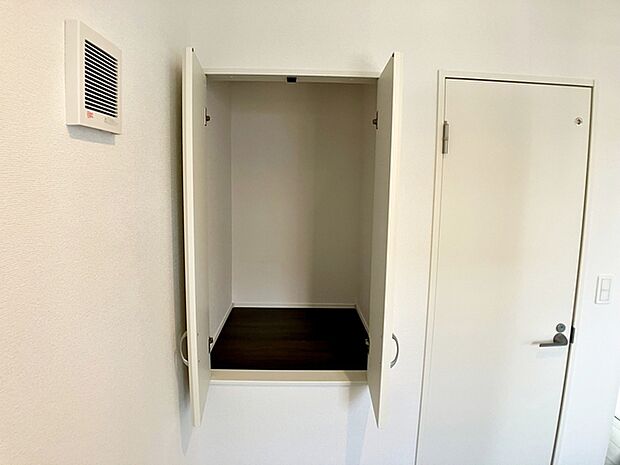 【2階廊下収納】 2階廊下にはご家族の共有収納スペースを設けました。使用頻度が少ないもの、季節的なものの収納に便利!