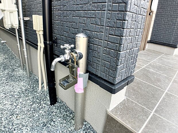 玄関横には立水栓が設置されています！お庭の水撒き、洗車、お掃除、お子様の水遊びなど便利です！ 