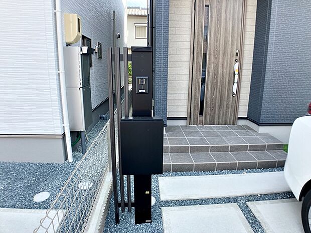 ポストやインターホン等一体型のシンプルな門柱が標準設備!