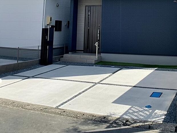 駐車スペースは2台分を確保!並列駐車が可能で車の出し入れもしやすく、運転の苦手な方にも安心です