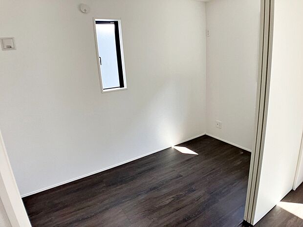 【洋室3.75帖】 リビングと続き間の洋室。オープンにして大空間にしたり、クローゼットもあるので個室として使用することもでき便利です。