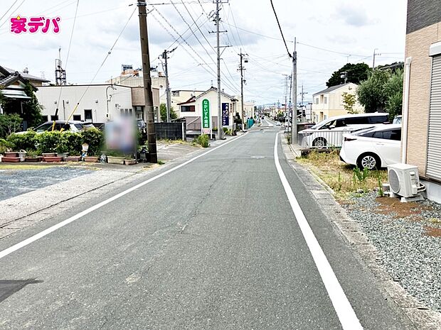 前面約6m幅の道路に面しており、通行や駐車の際に余裕がある広さです。運転が苦手な方でもラクラク!