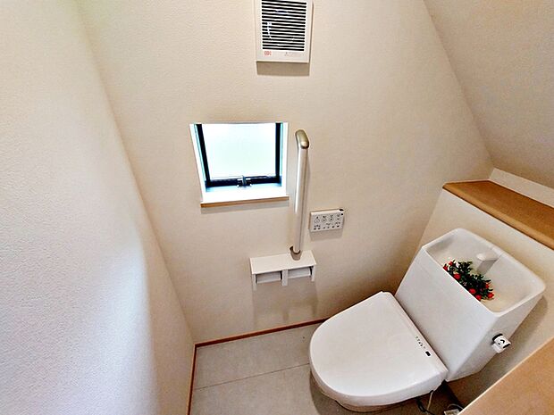 【トイレ】 1階・2階ともにシャワー機能付きトイレを設置しています。小窓付きのため換気もしやすく、空気の入れ替えがスムーズに行えるのもポイント。