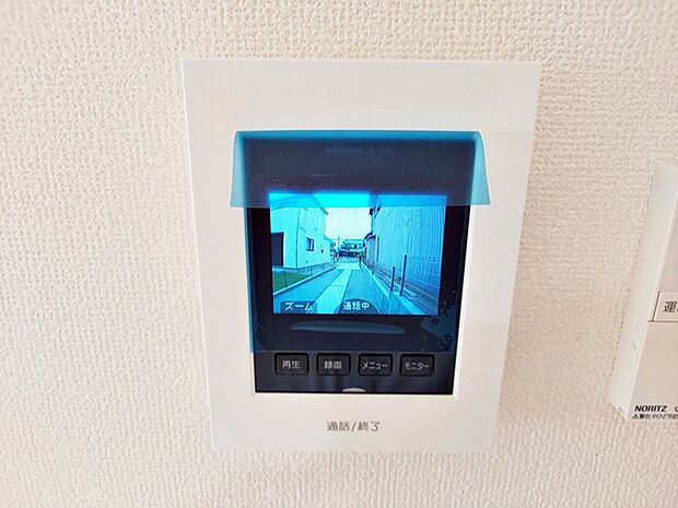 【TVモニター付きインターホン】 留守中の来訪者画像を自動で録画・保存できる録画機能を内蔵。防犯性に優れた安心のシステム。スッキリとしたデザインで、誰でも簡単に操作していだけます。