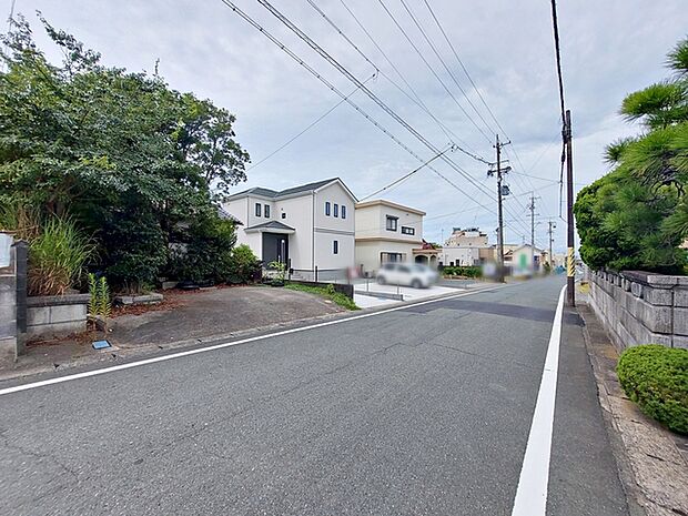 前面道路:北東側約6m幅 前面道路はゆとりの約6m!車通りも比較的少なく、落ち着いた住環境が魅力です。