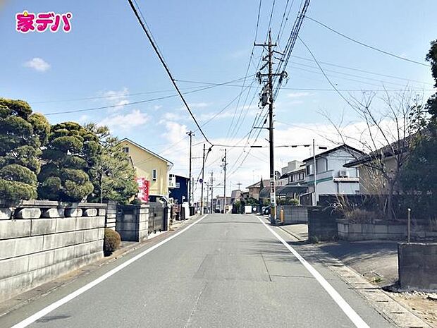 前面道路はゆとりの6ｍ!車通りが少なく、駐車が苦手な方でも安心の道路幅です