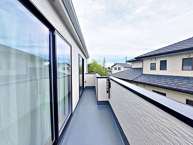 【バルコニー】 2部屋から出入りが可能なバルコニーで、日当たりの良さも魅力です。洗濯物や布団干しにも使いやすく、室内からの動線もスムーズ。