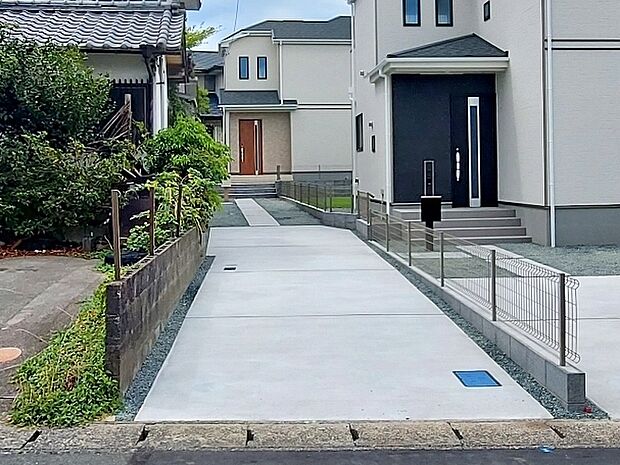 駐車スペースは2台分を確保!並列駐車が可能なので、車の出し入れもスムーズに行えます。毎日の通勤やお買い物など、お車を使う機会が多い方にも便利。運転が苦手な方でもゆとりを持って駐車しやすいのが魅力です。